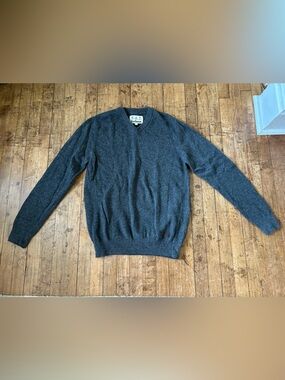 Barbour 100% Wool Gray V-Neck Sweater Men’s Size Large EUC!